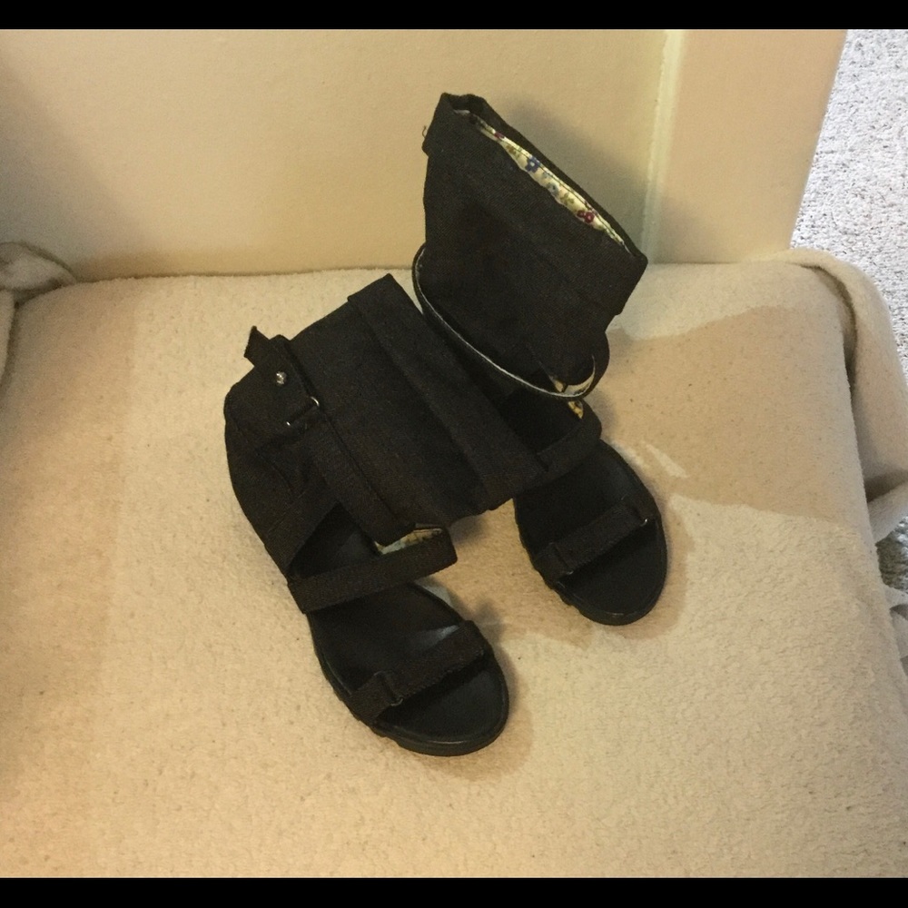 Open toe ankle boots 💕